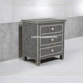 Mesita de noche negra con 3 cajones y diseño de escamas de pez con incrustaciones de hueso